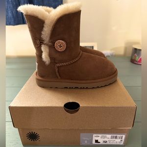 Like NEW Authentic Uggs.. Toddler size 12